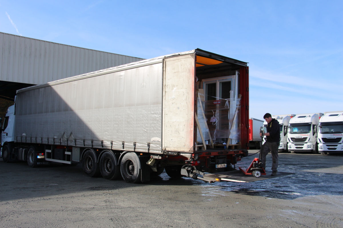 Remorques avec hayon chez Transports Suzanne